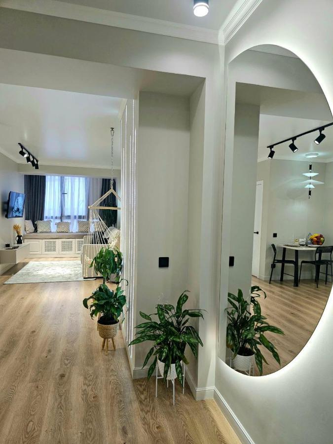 4 Seasons: Stylish At Rozybakieva-zhuravleva Intersection Apartment