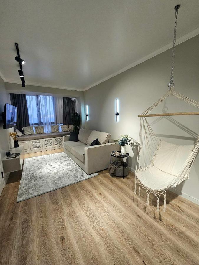 Apartment 4 Seasons: Stylish At Rozybakieva-zhuravleva Intersection Almaty
