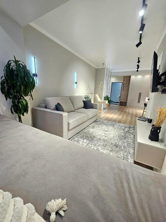 4 Seasons: Stylish At Rozybakieva-zhuravleva Intersection Apartment *