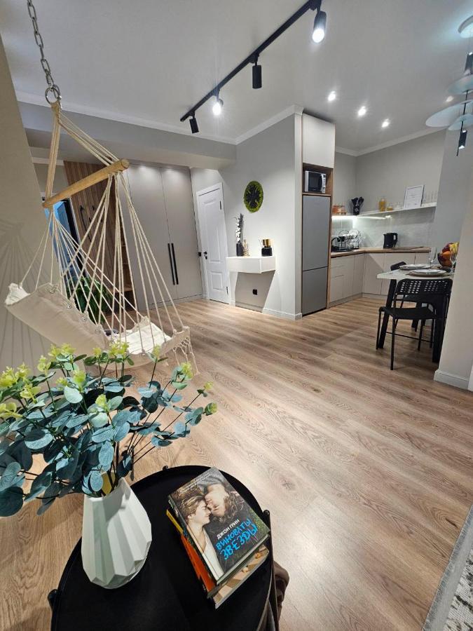 Apartment 4 Seasons: Stylish At Rozybakieva-zhuravleva Intersection Almaty