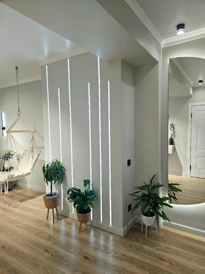 Apartment 4 Seasons: Stylish At Rozybakieva-zhuravleva Intersection *
