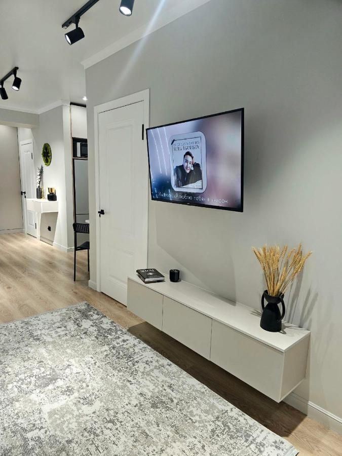 Apartment 4 Seasons: Stylish At Rozybakieva-zhuravleva Intersection *