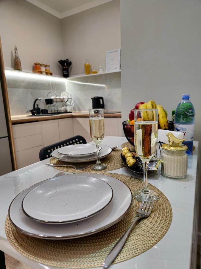 4 Seasons: Stylish At Rozybakieva-zhuravleva Intersection Apartment