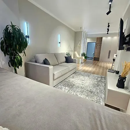 4 Seasons: Stylish Apartments at Rozybakieva-Zhuravleva Intersection Almaty Exterior photo