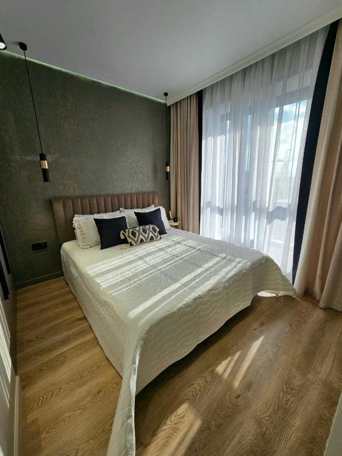 4 Seasons: Stylish At Rozybakieva-zhuravleva Intersection Apartment